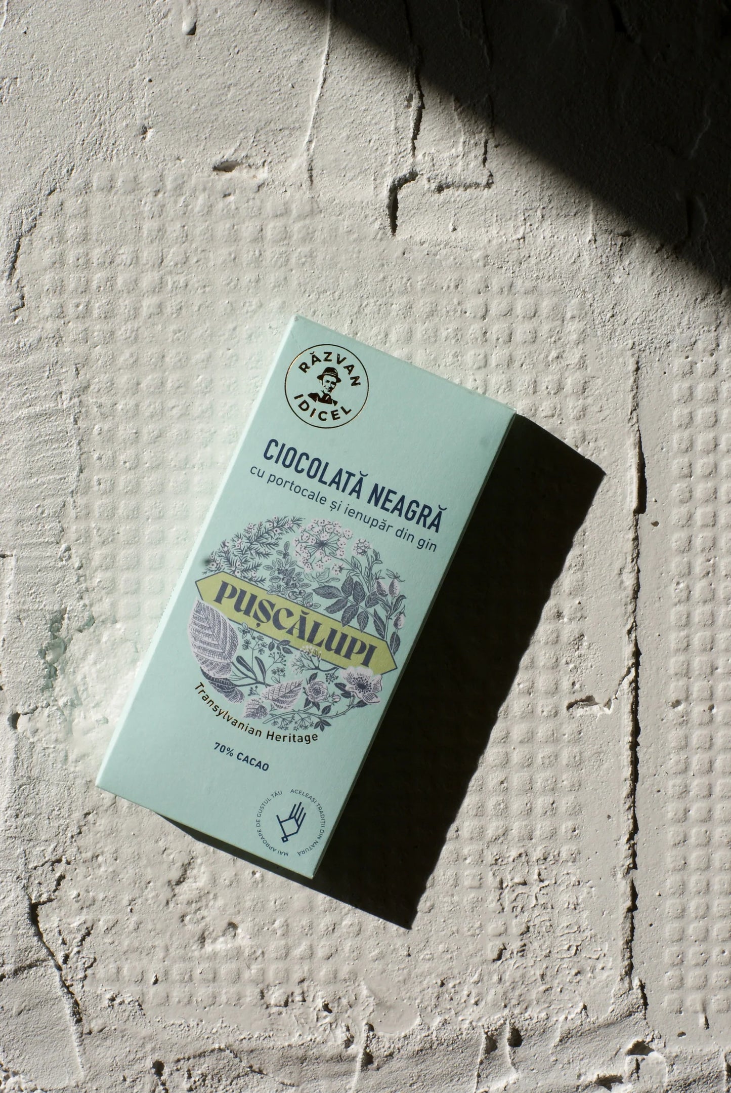Ciocolata neagra cu Portocale si Ienupar din Gin Razvan